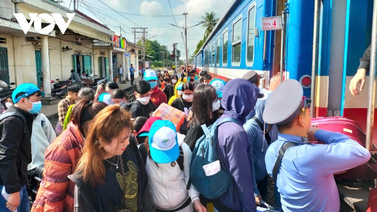 Tân sinh viên đi nhập học được giảm 10% giá vé tàu