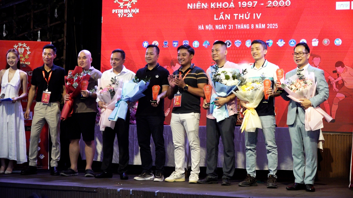 soi dong giai bong da cac truong ptth ha noi nien khoa 1997-2000 lan thu 4 hinh anh 3