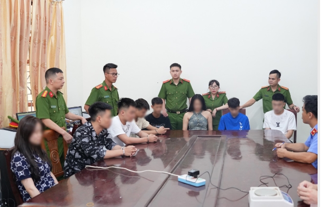 Bắt quả tang 8 đối tượng sử dụng ma túy trong phòng hát karaoke ở Nghệ An