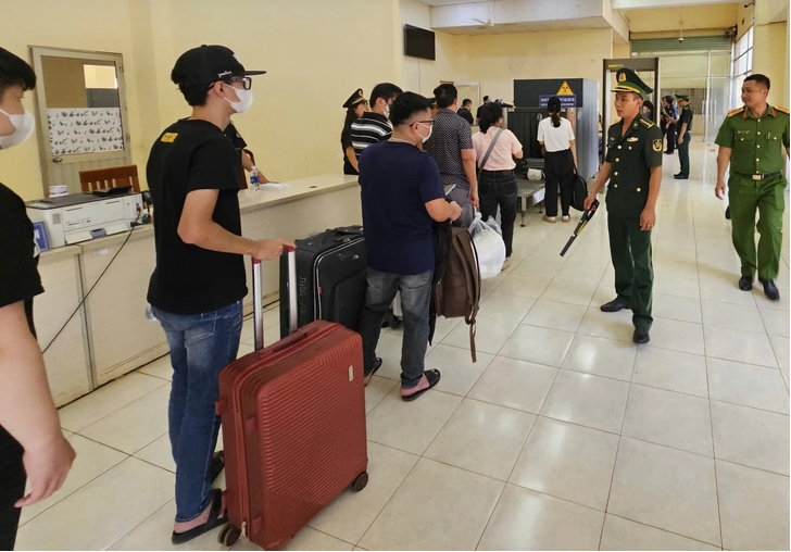 tay ninh receives 353 vietnamese involved in illegal casino labour in cambodia picture 1