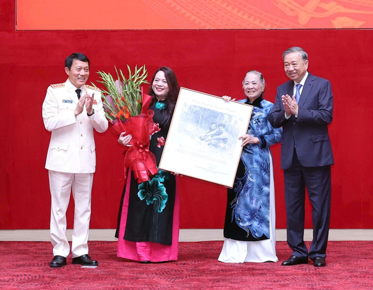 tong bi thu dang huong tuong niem chu tich ho chi minh tai nha so 48 hang ngang hinh anh 6