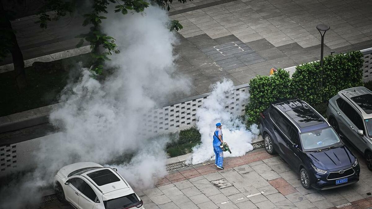 Nhân viên y tế phun thuốc diệt muỗi tại sân để xe của một tòa nhà ở Trung Quốc. Nhân viên y tế phun thuốc diệt muỗi tại sân để xe của một tòa nhà ở Trung Quốc.