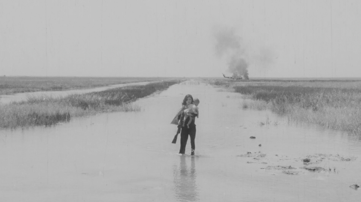 bo phim kinh dien canh dong hoang - khuc trang ca giua bien nuoc va bom dan hinh anh 3
