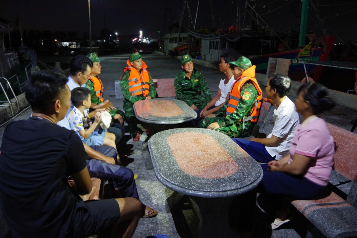 bo doi bien phong phoi hop cuu nan thanh cong ngu dan gap nan tren bien hinh anh 3