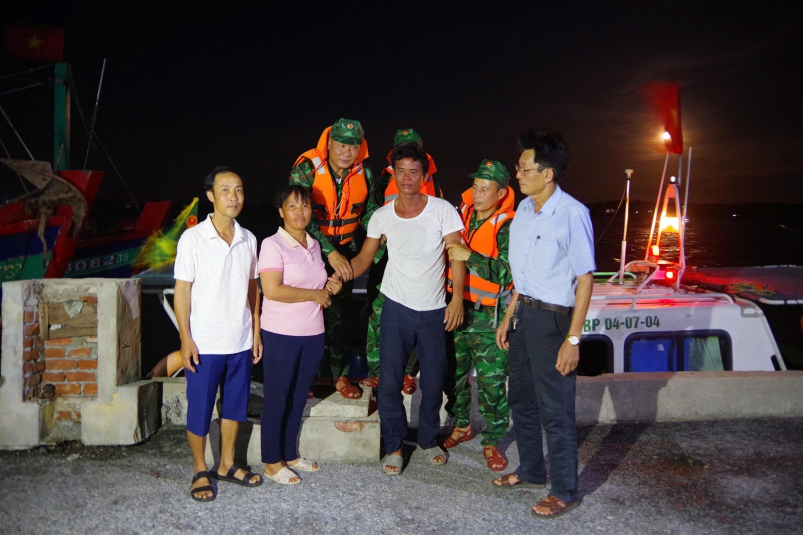 bo doi bien phong phoi hop cuu nan thanh cong ngu dan gap nan tren bien hinh anh 2