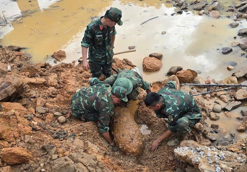 350kg bomb with intact fuse safely handled in flood-hit dien bien picture 1 350kg bomb with intact fuse safely handled in flood-hit dien bien picture 1