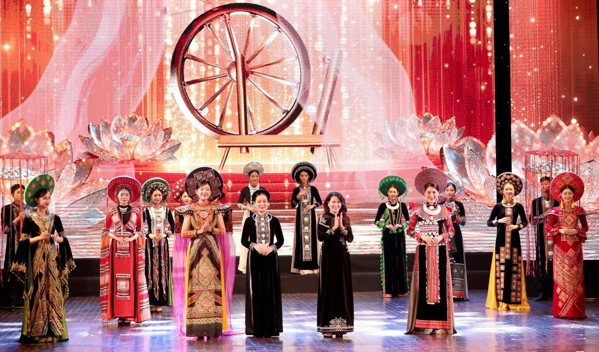 lan toa gia tri ao dai, ket noi van hoa viet nam trong va ngoai nuoc hinh anh 5