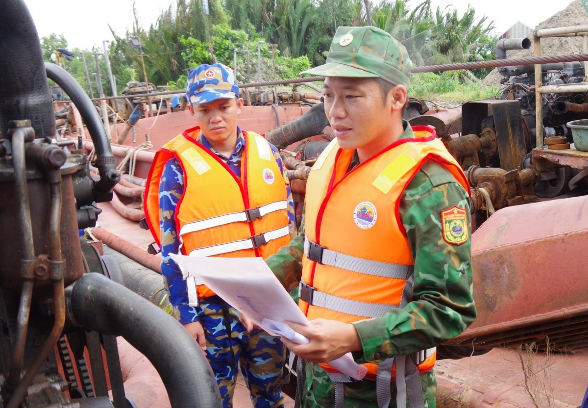 Bắt giữ 2 tàu khai thác, vận chuyển cát trái phép ở Đồng Tháp