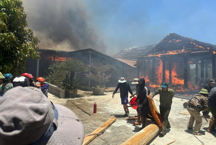 Cháy lớn thiêu rụi 5 căn nhà ở Hà Tĩnh