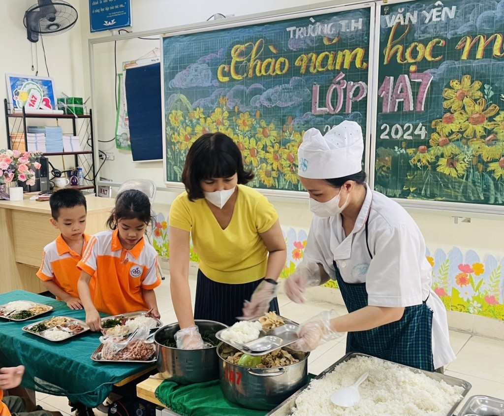 Học sinh tiểu học Hà Nội được hỗ trợ ăn trưa đến 30.000 đồng/ngày từ năm học tới