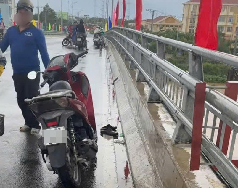 Chủ sà lan kịp thời cứu người nhảy cầu Ngũ Hiệp, Đồng Tháp