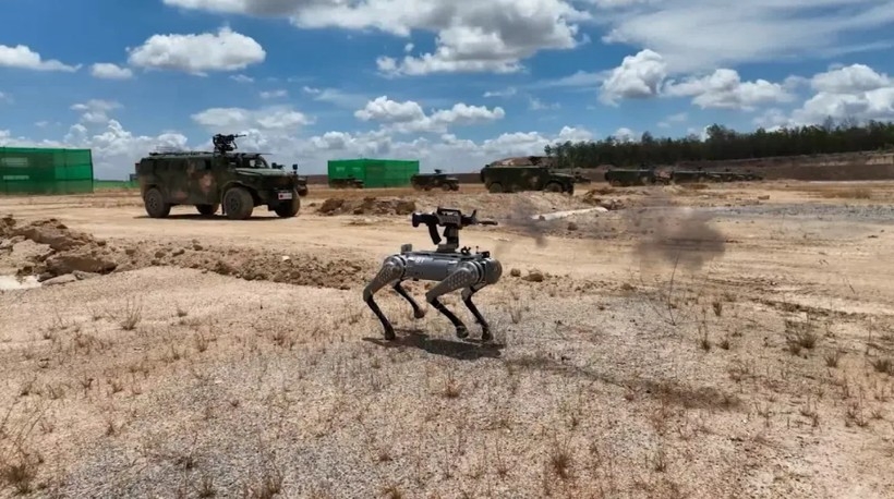 trung quoc cho cho robot vac sung vao chien tran hinh anh 1