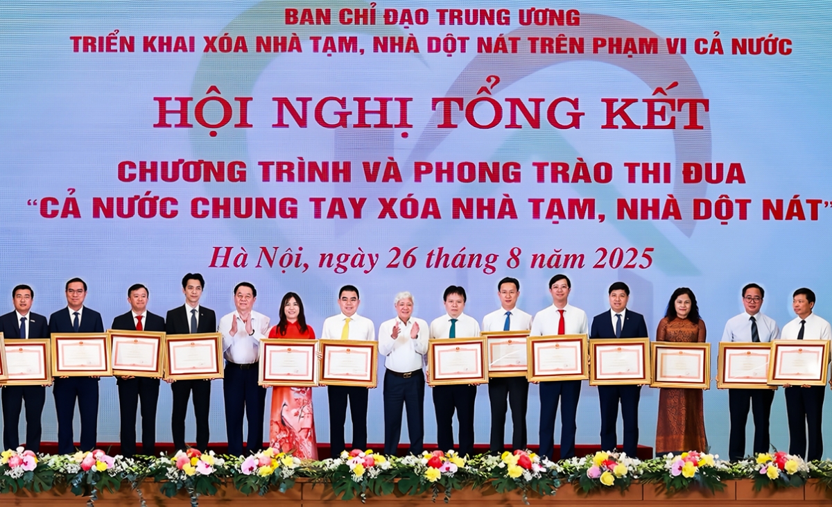 HDBank nhận Bằng khen của Thủ tướng vì đóng góp chương trình xóa nhà tạm, dột nát