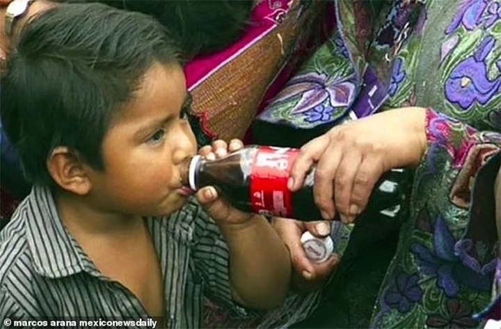 thi tran nghien coca-cola do qua ngheo, tre nho uong coca thay sua hinh anh 5