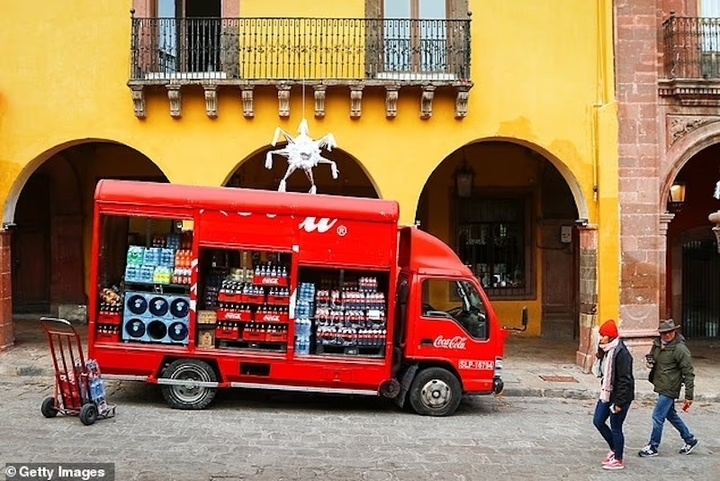 thi tran nghien coca-cola do qua ngheo, tre nho uong coca thay sua hinh anh 1