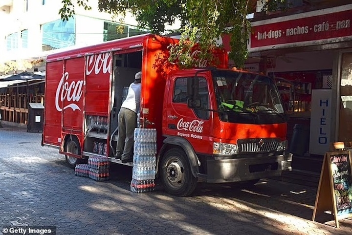 thi tran nghien coca-cola do qua ngheo, tre nho uong coca thay sua hinh anh 3