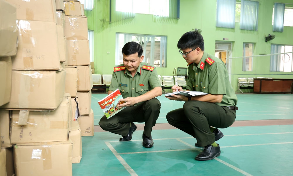 bac ninh triet pha o nhom buon ban hon 185.000 ban sach giao khoa tieng anh gia hinh anh 1