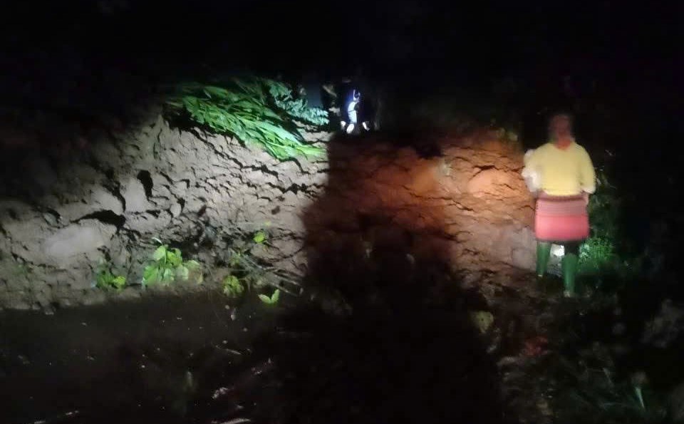 cong an xa mo vang vuot lu, di bo 11 km dua nguoi dan benh nang di cap cuu hinh anh 2
