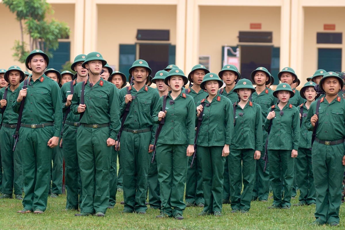 lan ngoc roi sao nhap ngu 2025, hoa minzy bat khoc giua thao truong hinh anh 2