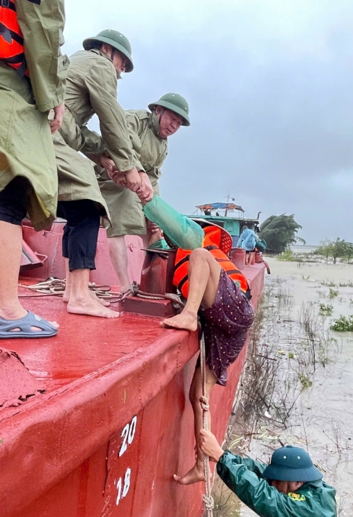 5 ngư dân mắc kẹt giữa dòng lũ trên sông Lam