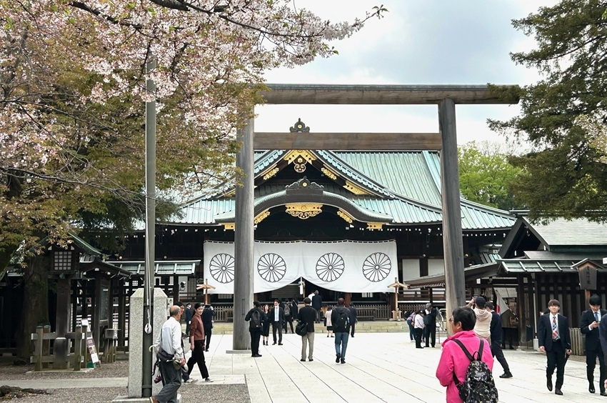 Hàng loạt thành viên của đảng Dân chủ Tự do cầm quyền Nhật Bản thăm đền Yasukuni