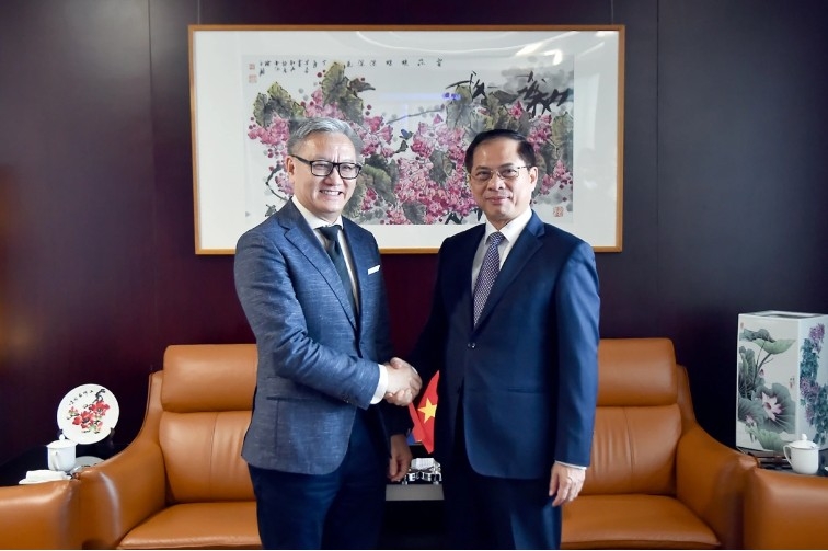 vietnamese fm meets chinese, lao counterparts on mlc sidelines picture 3