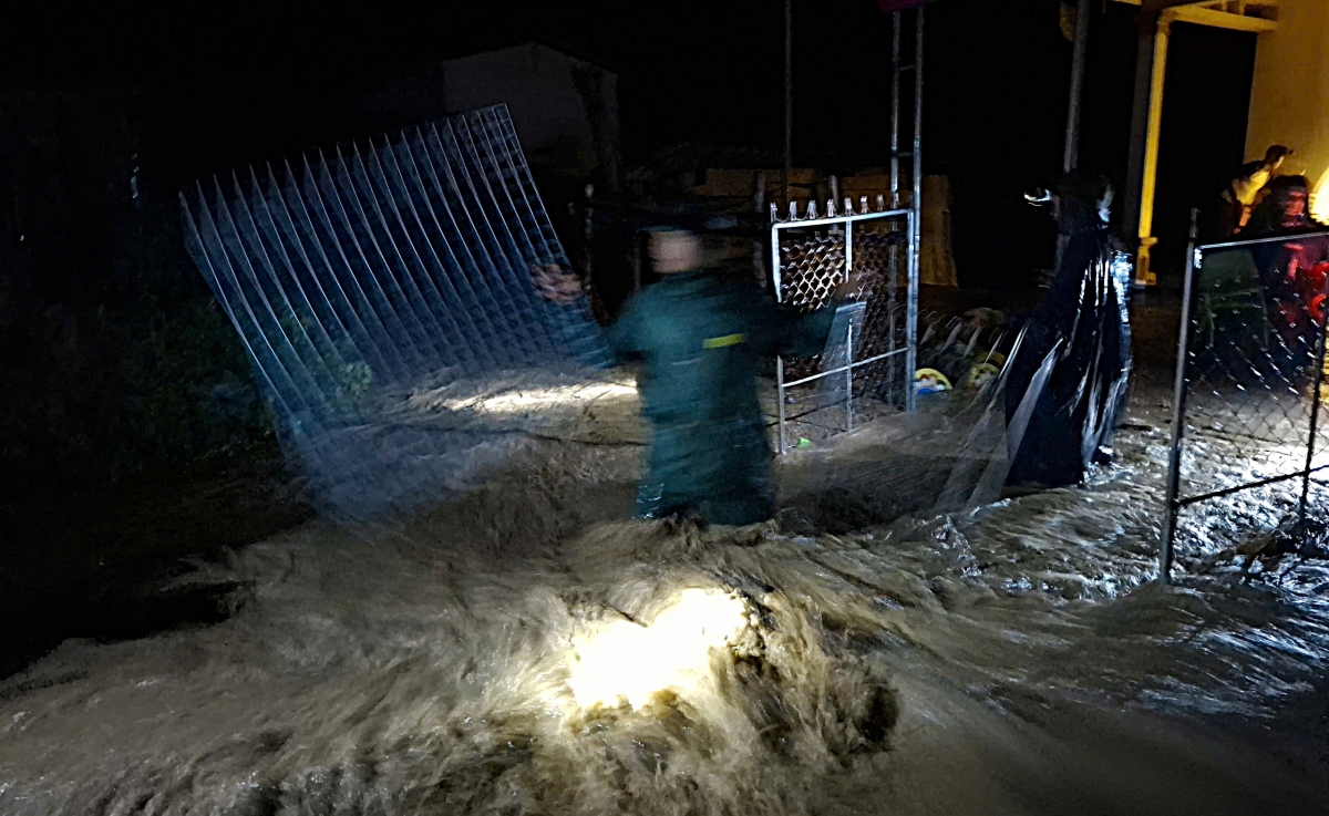 Sơ tán khẩn cấp hàng trăm hộ dân trong đêm tránh lũ quét, sạt lở đất tại Nghệ An