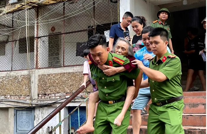 Di dời hơn 1.300 người dân khỏi chung cư cũ tại Nghệ An ứng phó bão số 5