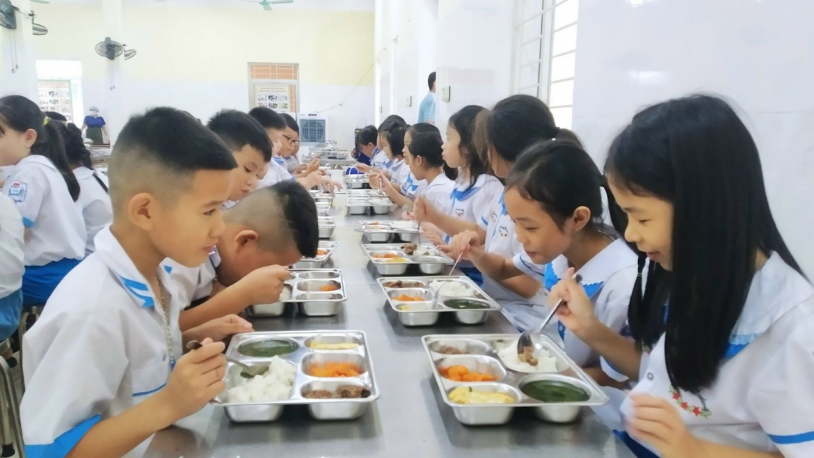 Dinh dưỡng học đường - đã đến lúc cần phải luật hóa