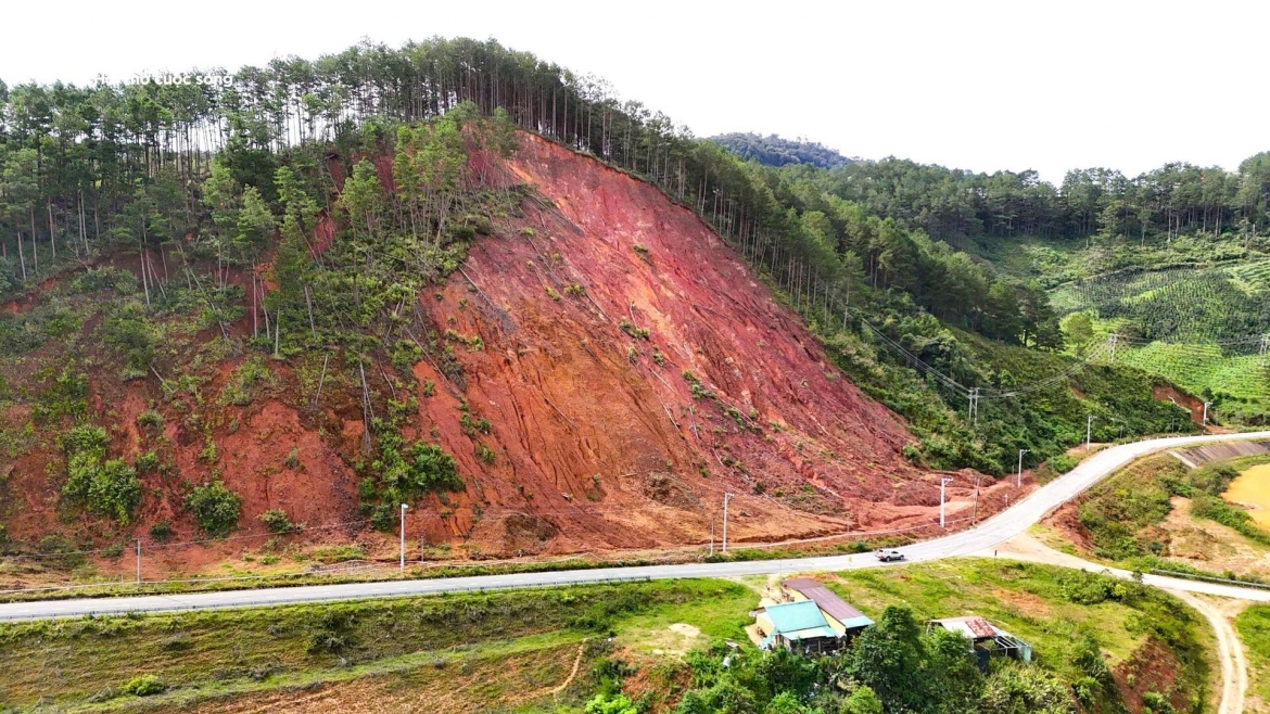 can canh qua doi sat lo, cho chuc do ap xuong khu dan cu o lam Dong hinh anh 3