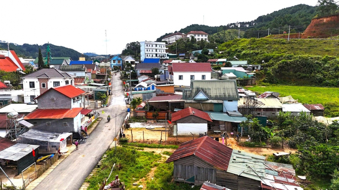 can canh qua doi sat lo, cho chuc do ap xuong khu dan cu o lam Dong hinh anh 5