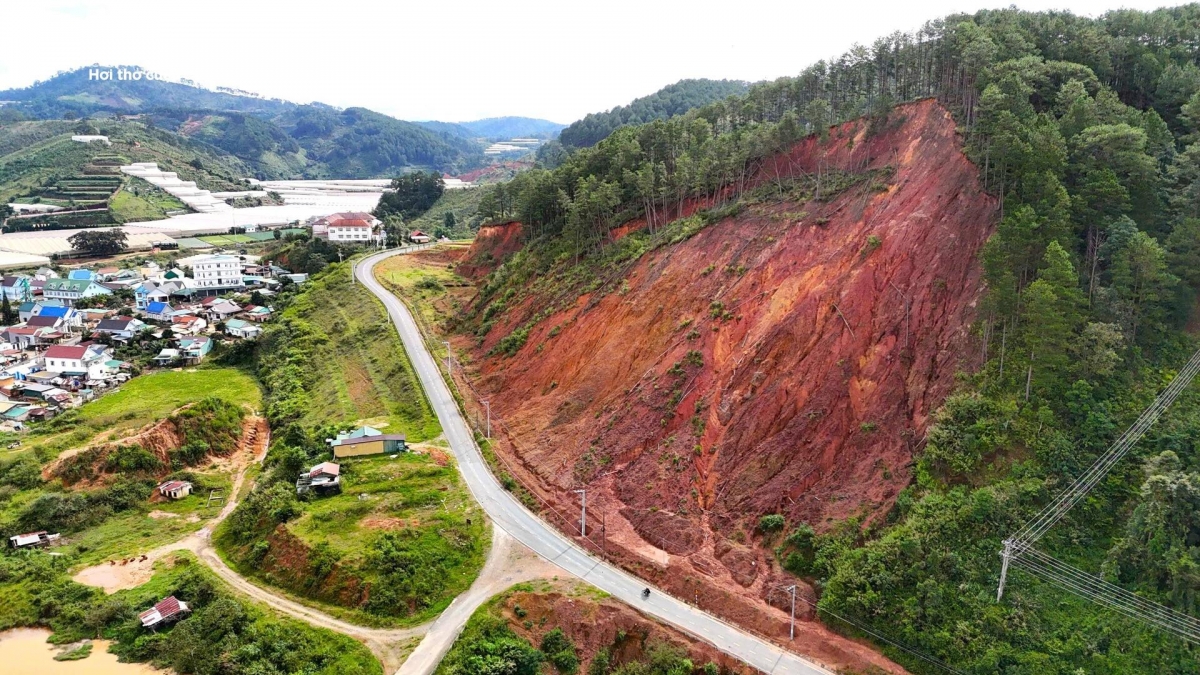 Cận cảnh quả đồi sạt lở, chờ chực đổ ập xuống khu dân cư ở Lâm Đồng