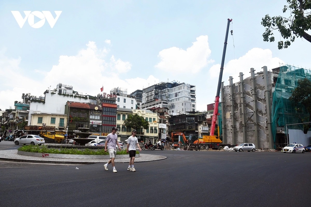 Quảng trường Đông Kinh Nghĩa Thục “khoác áo mới” sau khi phá tòa nhà “Hàm Cá Mập”