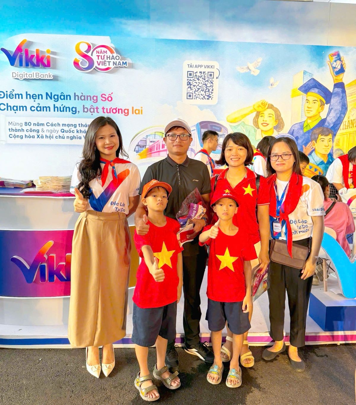 Vikki Bank tặng 1.100 điện thoại thông minh 5G cho hộ nghèo, lan tỏa niềm vui Quốc khánh