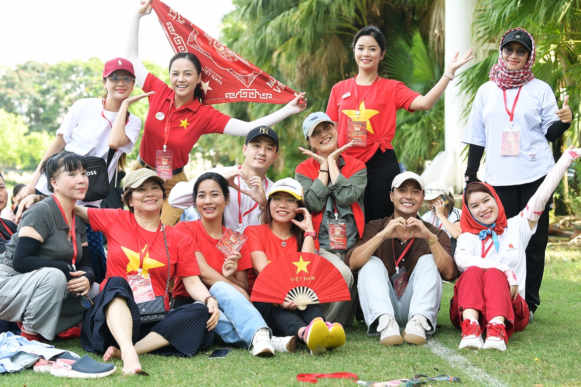 sao viet 21 8 vo chong ngo thanh van huy tran len lich cham con ky luong hinh anh 7