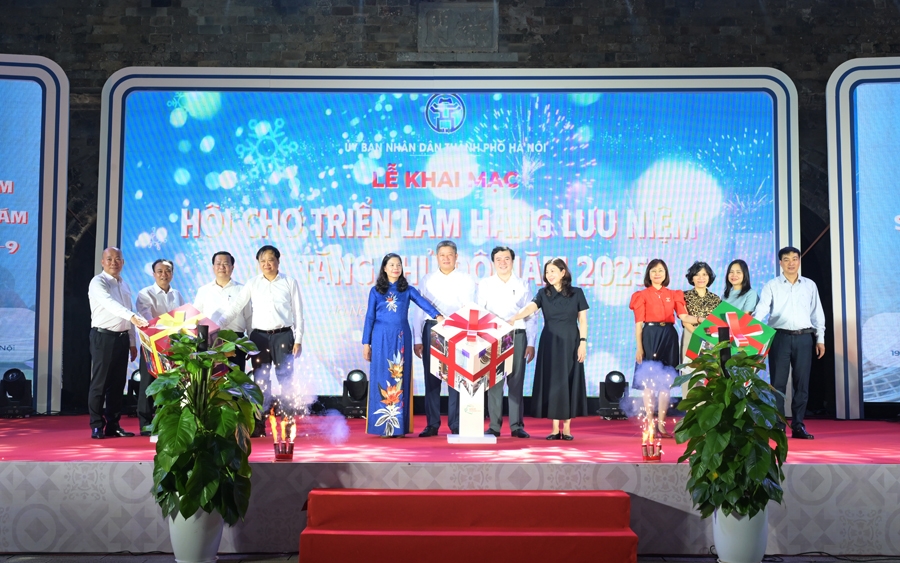 hanoi great souvenirs 2025 promotes gifts to foreign visitors picture 1