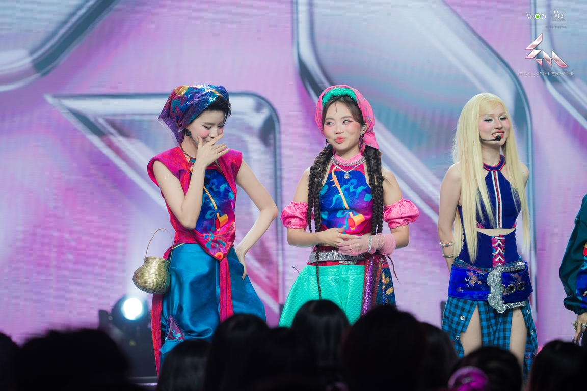 cac em xinh say hi duoc nsnd thanh ngoan huong dan hat xam hinh anh 4