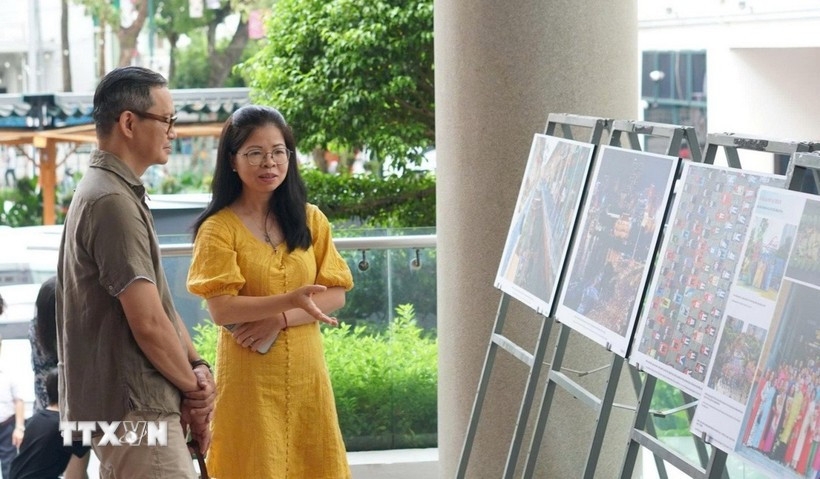 photo books on celebrations of national reunification, hcm city s development launched picture 1