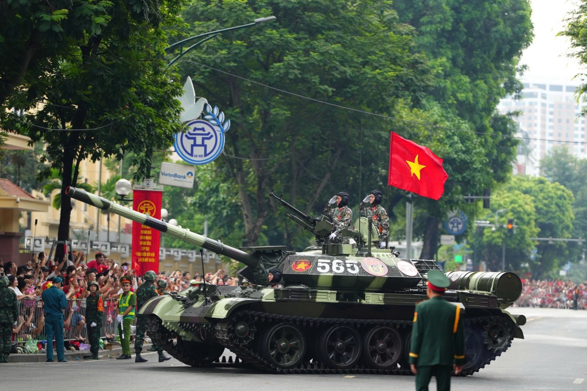 Dàn xe quân sự về điểm tập kết trong tiếng hò reo của hàng nghìn người dân