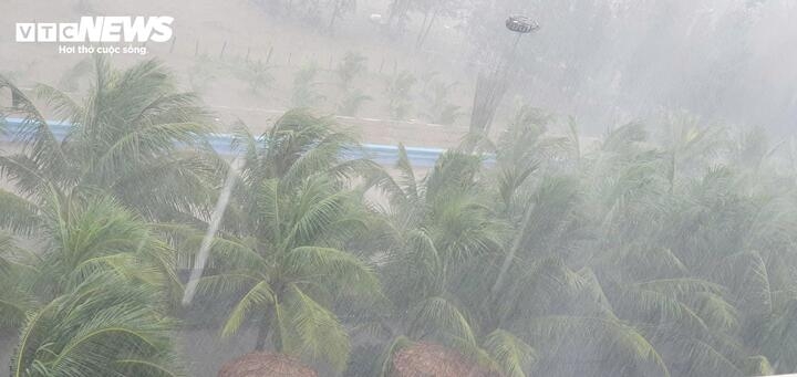 typhoon kajiki brings heavy rain and strong winds after hitting central vietnam picture 11
