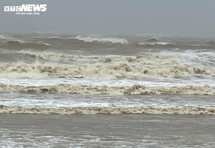typhoon kajiki brings heavy rain and strong winds after hitting central vietnam picture 6
