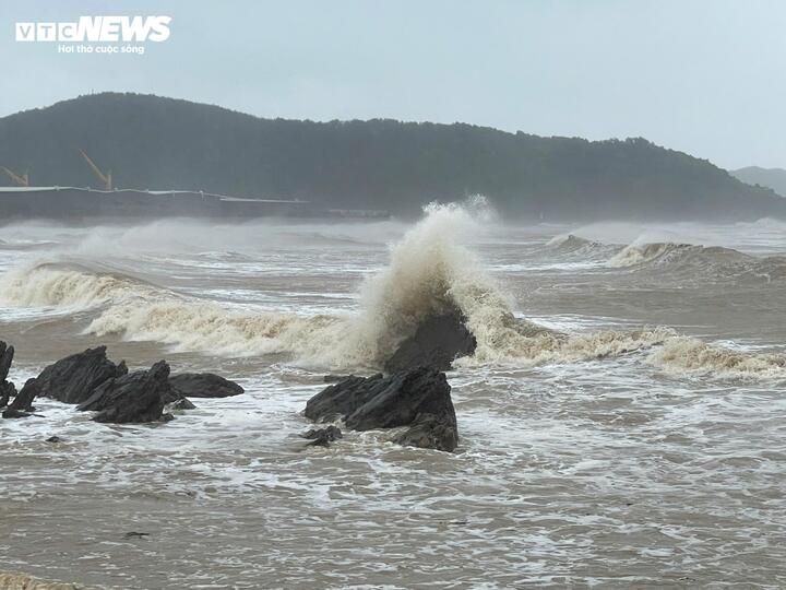 typhoon kajiki brings heavy rain and strong winds after hitting central vietnam picture 7