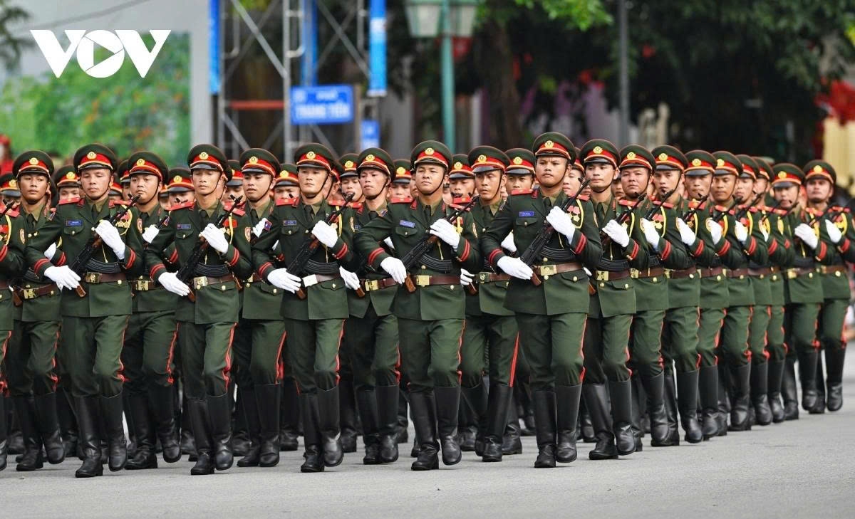 foreign military contingents warmly welcomed in hanoi picture 10