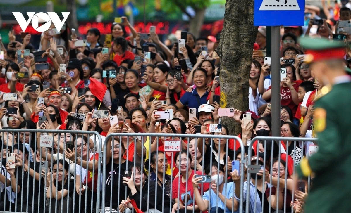 foreign military contingents warmly welcomed in hanoi picture 15