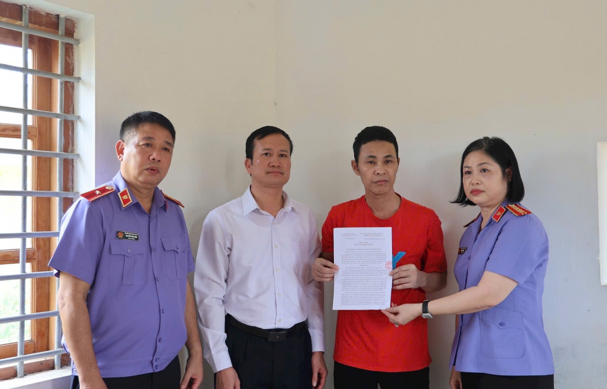 vu an ga loi trang chua ro danh tinh nguoi bit khau trang, chuyen tien mua ga hinh anh 1