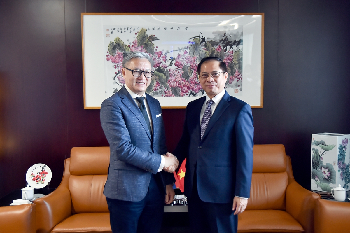 El vice primer ministro y canciller vietnamita, Bui Thanh Son (derecha), y el ministro de Asuntos Exteriores de Laos, Thongsavanh Phomvihane. (Foto: VOV) El vice primer ministro y canciller vietnamita, Bui Thanh Son (derecha), y el ministro de Asuntos Exteriores de Laos, Thongsavanh Phomvihane. (Foto: VOV)