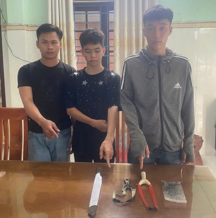 nhom thanh nien ngong cuong, dung na cao su ban bi sat tan cong o to o Da nang hinh anh 1