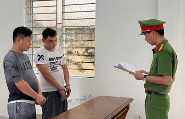 bat 2 ke gia danh cong an xong vao tu diem danh bac cuop tien hinh anh 1