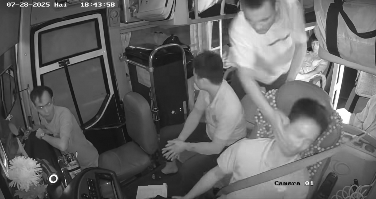 Tài xế bất ngờ bị hành khách tát trong khi đang lái xe