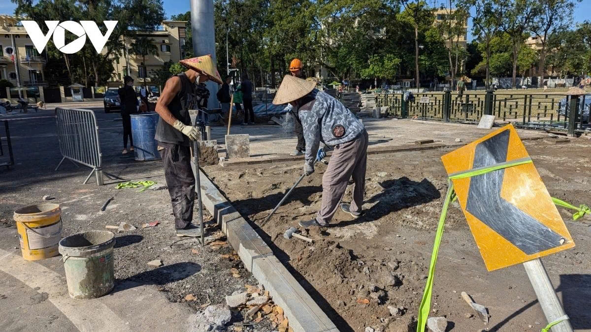 giant stages taking shape in hanoi for national day celebration picture 3